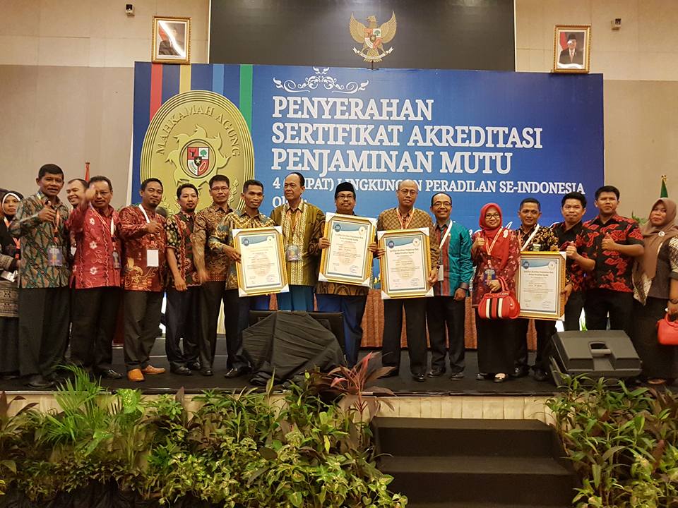 Raih Predikat A Excellent, PA Kolaka Terima Sertifikat Akreditasi Dari Ketua MA