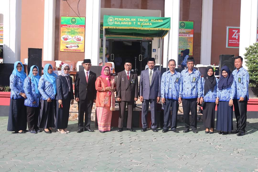 Pimpinan dan Segenap Pegawai PA Kolaka Ikuti Upacara HUT RI Ke-74 di PTA Sultra