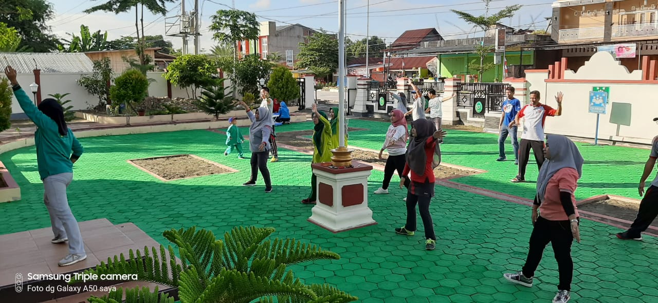 SUKSESKAN PROGRAM JUMRAH, KELUARGA BESAR PA KOLAKA GELAR SENAM BERSAMA