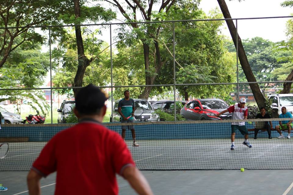 Peserta Rakor dan Diskusi Hukum Gelar Eksebisi Tenis Lapangan di GOR Kolaka
